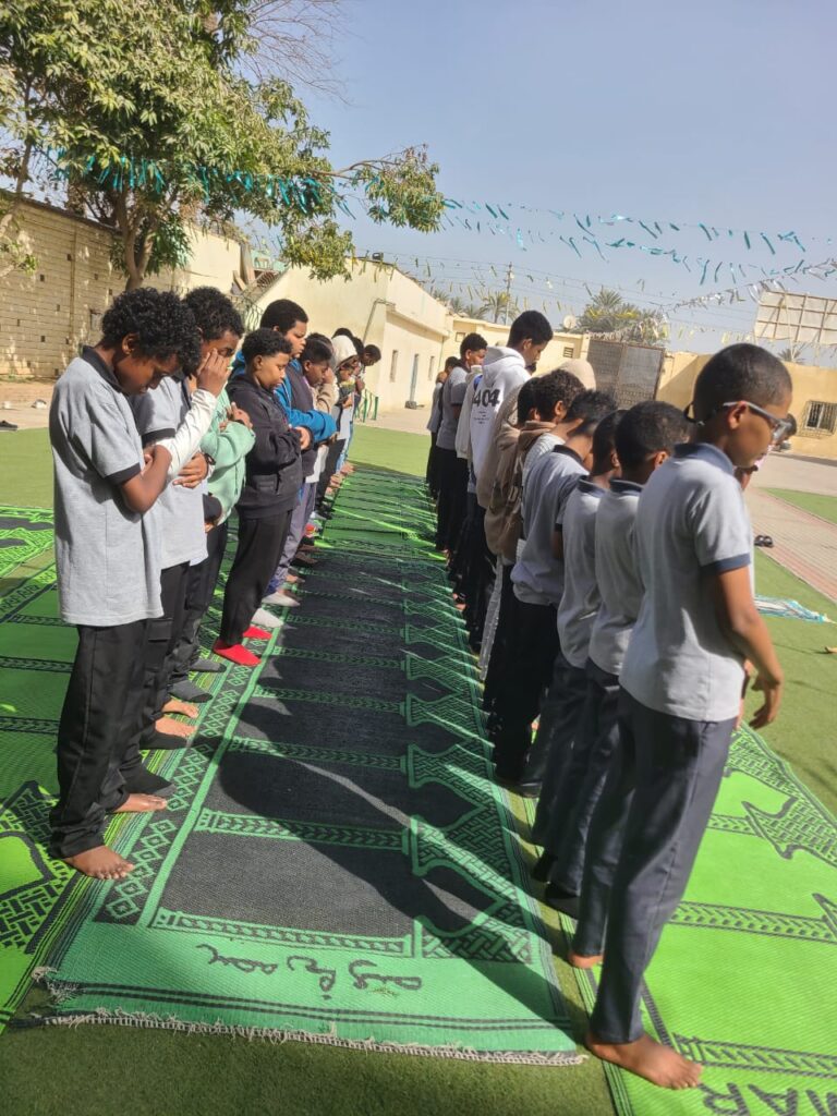 طلاب مدارس القبس مصر أثناء أداء الصلاة
