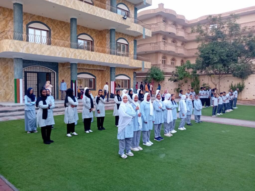 طلاب وطالبات مدارس القبس مصر في ساحة المدرسة